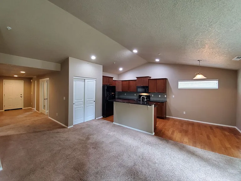 899 N Pointe Dr NW — Photo 6
