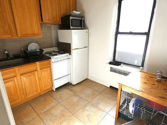 3rd image of 3111 Crescent St APT B3