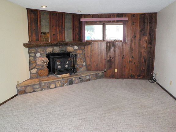 3rd image of 717 3rd Ave NE