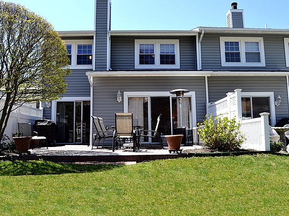 2nd image of 9 Hampshire Ct