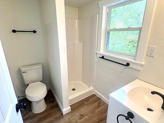 5th image of 313 Brown Ave