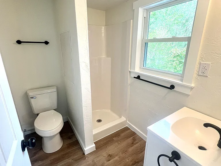 313 Brown Ave — Photo 5