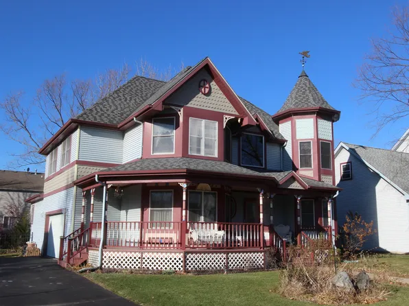 241 Barn Swallow Dr, Woodstock, IL 60098