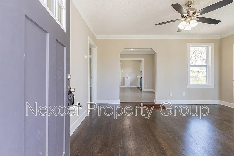 3 bed, 1.0 bath, 1127 sqft, $1,000 — Photo 3