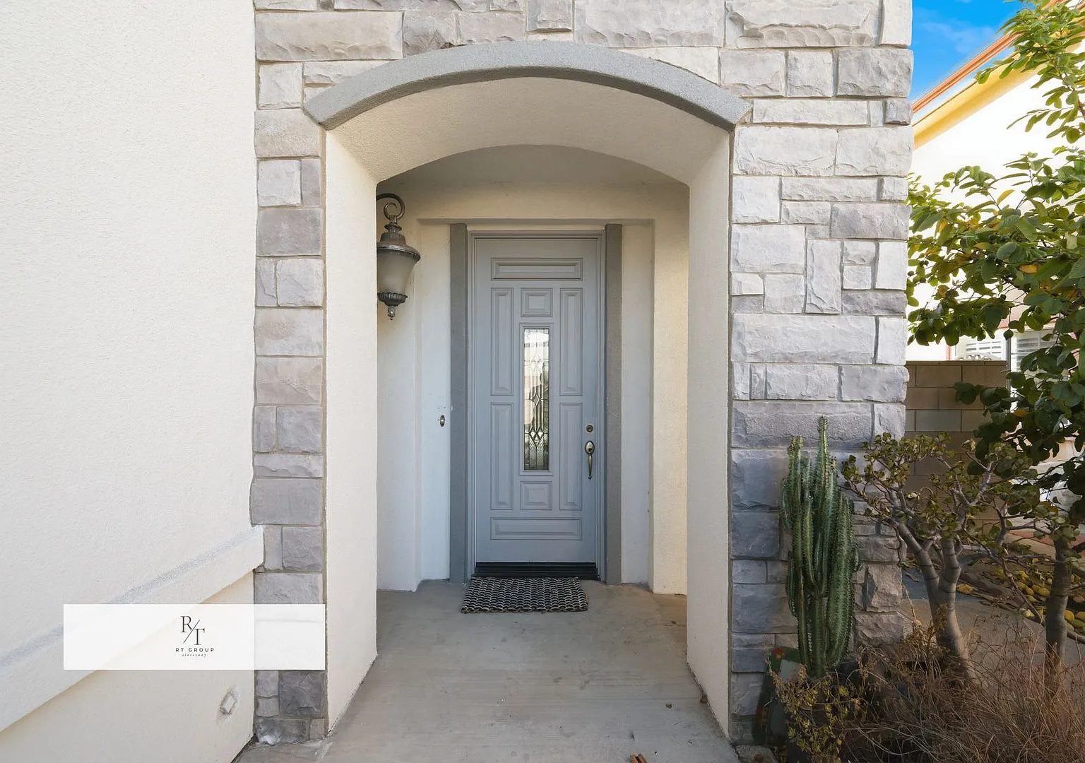 Bright & Spacious 4-Bedroom Home in El Monte Gated Community with a 3-Car Garage — Photo 2