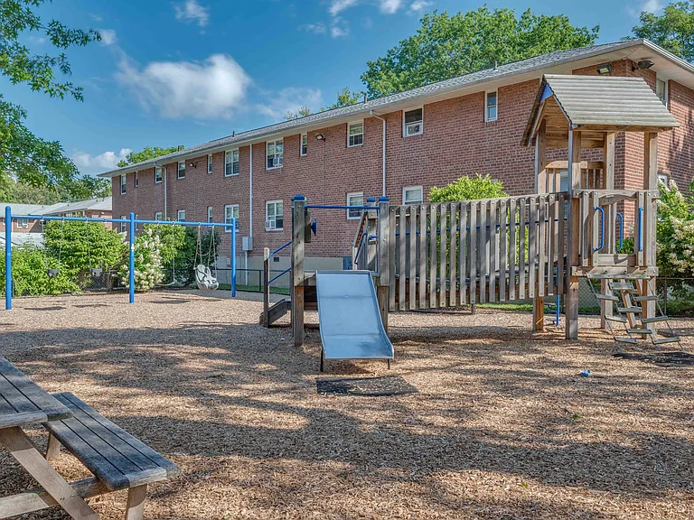 Crestwood Lake Apartments — Photo 75
