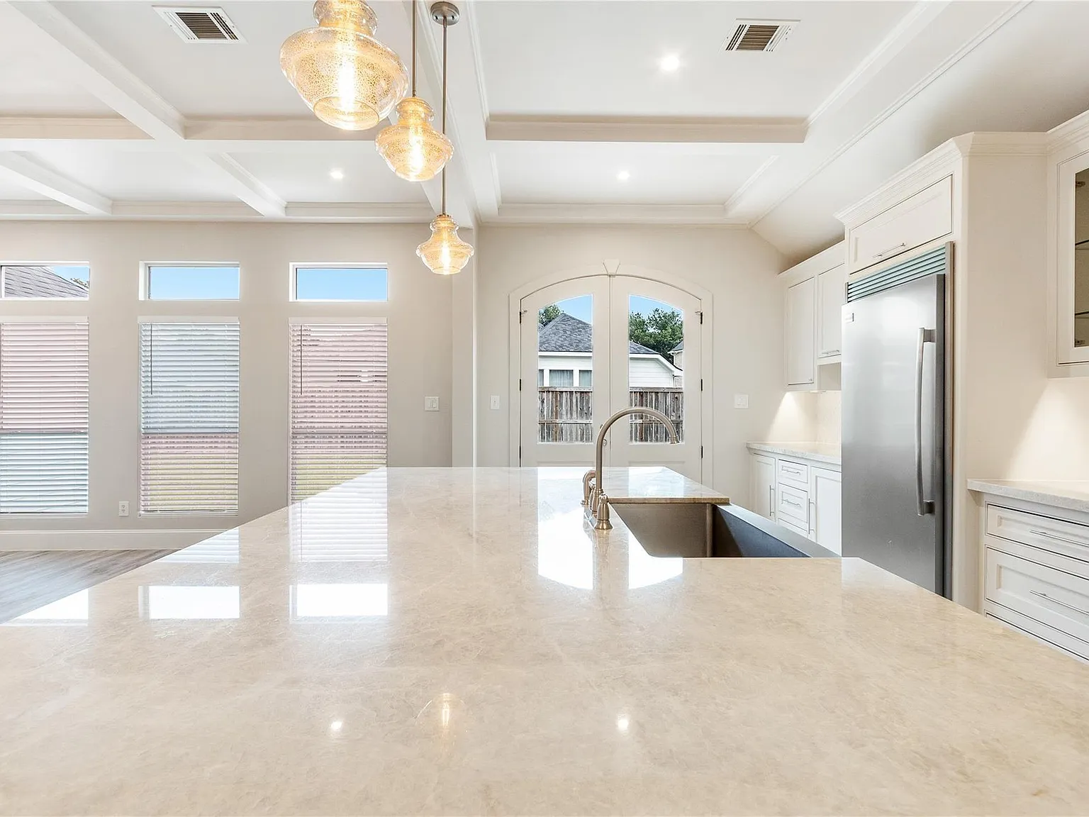 4 bed, 2.0 bath, 2319 sqft, $2,550 — Photo 4