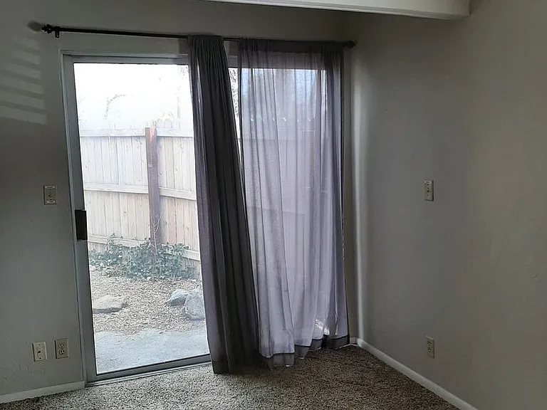 525 Oak St — Photo 16