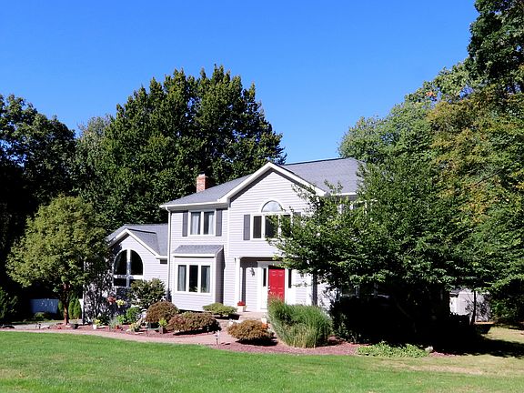3rd image of 2 Shelter Rock Dr