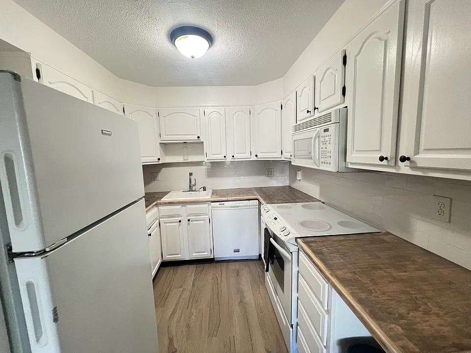 1334 Montgomery Ave #C2