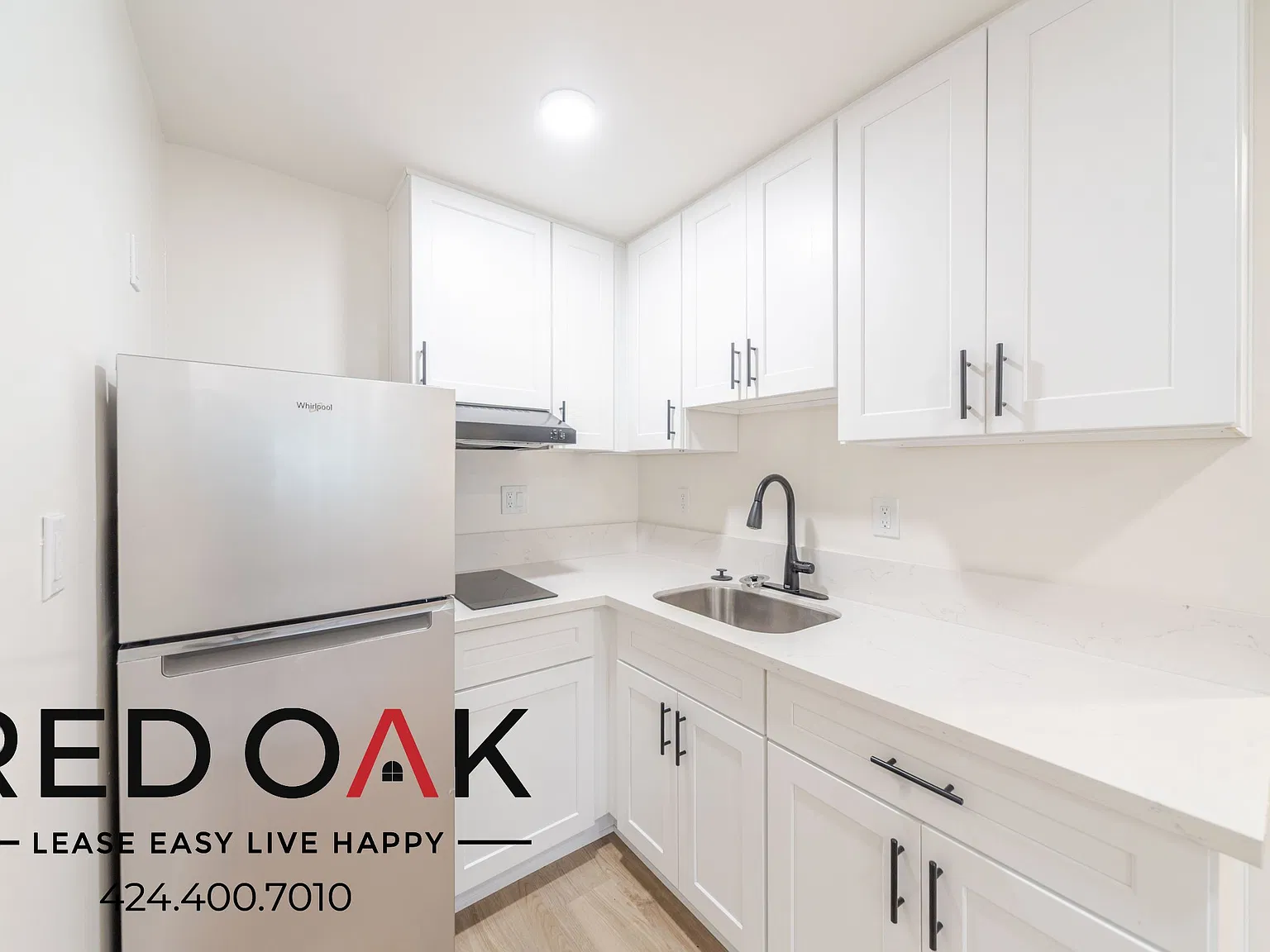 Sun-Drenched 1-Bed with Open Floor Plan, Air Conditioning and On-Site Laundry in the Heart of Ven... — Photo 2