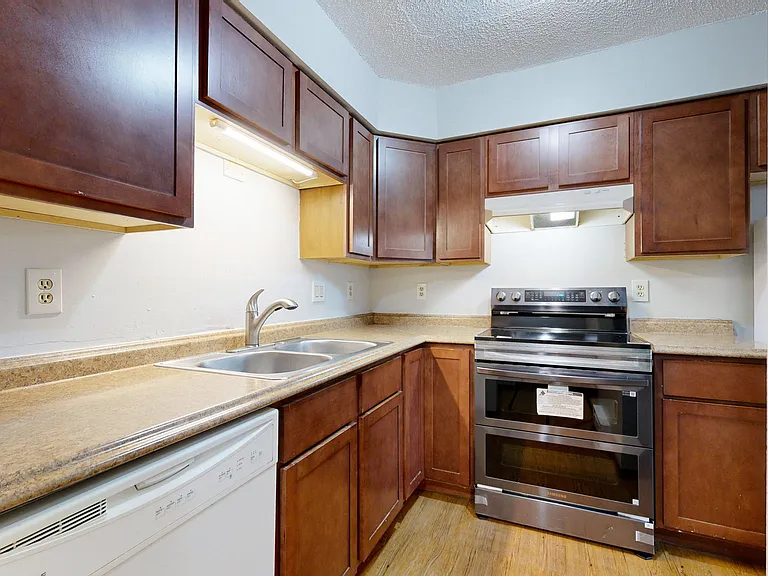 Riverside Apartment — Photo 5