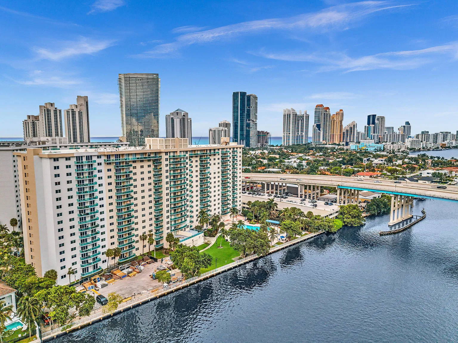 1 bed, 1.5 bath, 1000 sqft, $3,000 — Photo 1