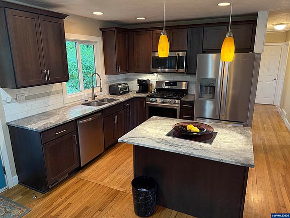 4th image of 1001 Murlark Ave NW