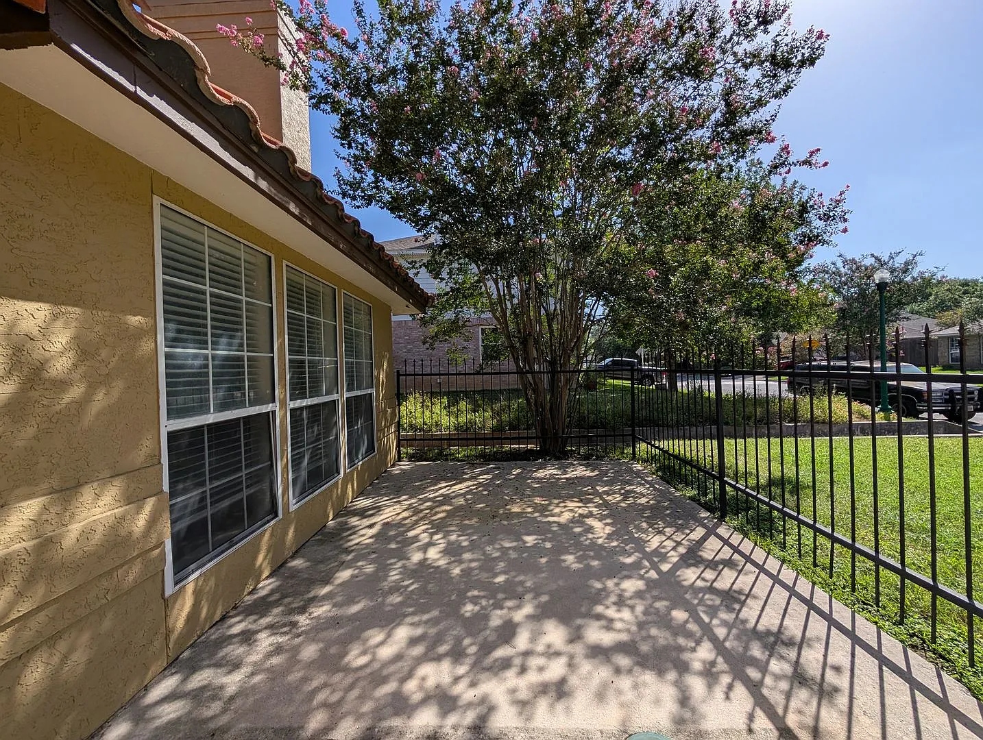 1/1/1 Duplex in Rivertree Subdivision/ Lake Access, Pool, & Playground / No Carpet / CISD — Photo 4