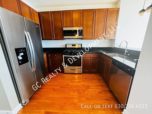 4th image of 1600 S Prairie Ave #2105