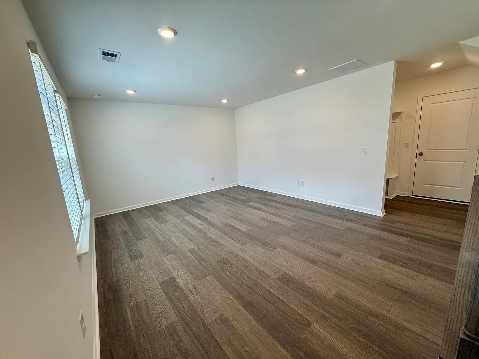 3 bed, 1952 sqft, $2,400 — Photo 4