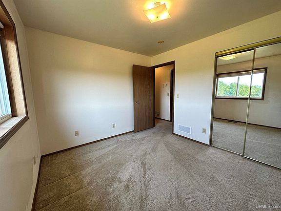 3rd image of 31 E Maas St