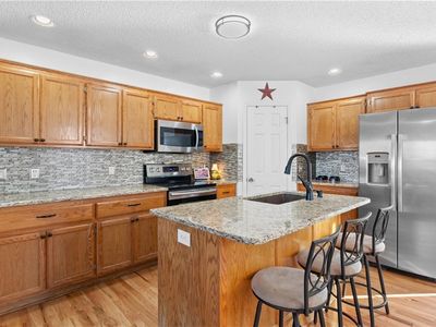521 SW Lakeview Dr, Grain Valley, MO, 64029