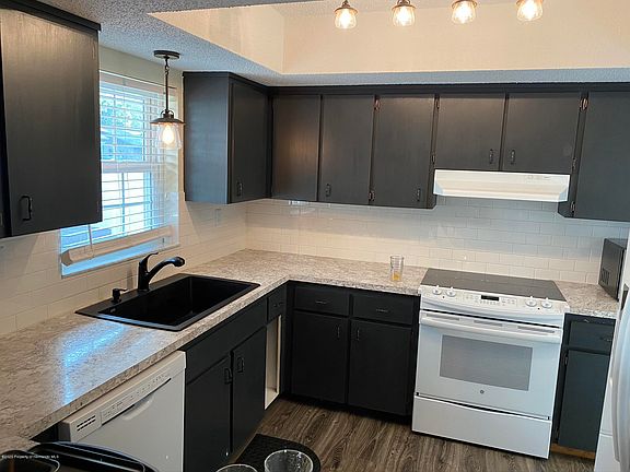 5th image of 607 Iris St