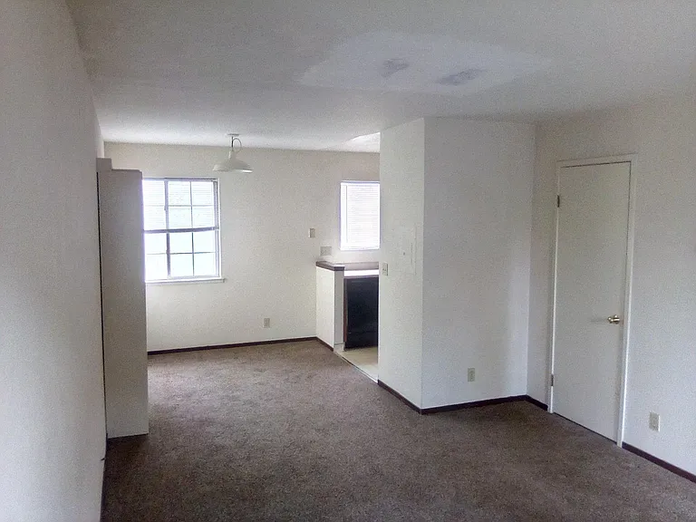 105 Crolls Garden Ct #105 — Photo 1