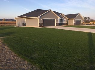 202 Violet Dr, Yankton, SD 57078