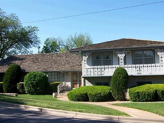 1st image of 1801 W Country Club Dr