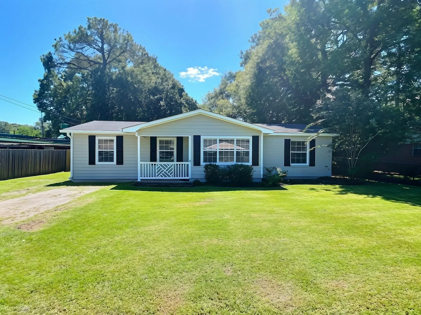 Updated 4-Bedroom Home with Fenced Yard in Pascagoula — Photo 1