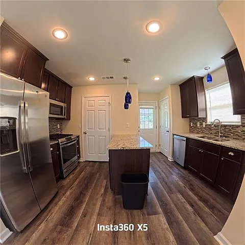 3 bed, 2.0 bath, 1044 sqft, $1,400 — Photo 3