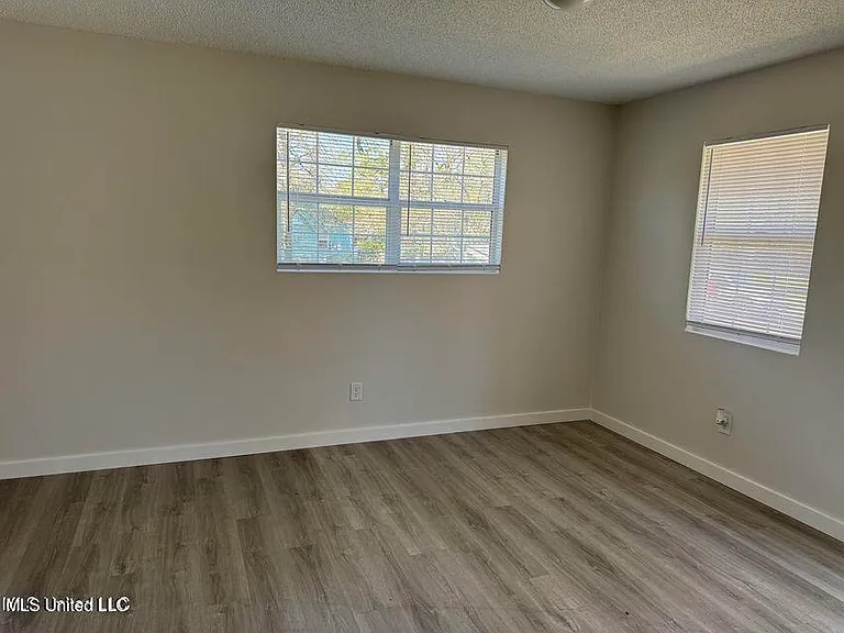 2306 Lewis Ave — Photo 5