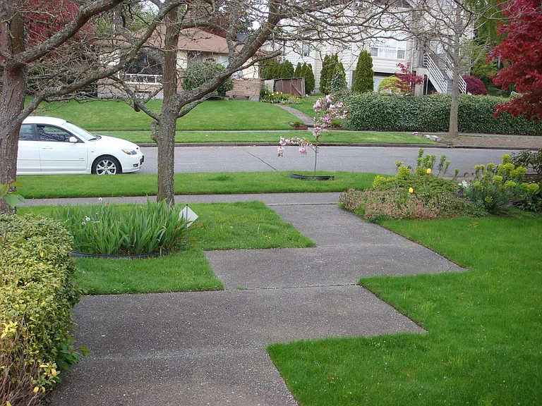 6027 39th Ave SW — Photo 2