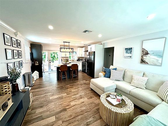 5th image of 1041 SW 31st St