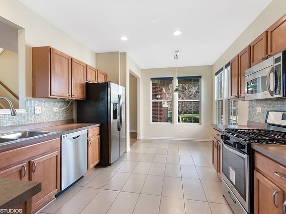 3rd image of 946 Elizabeth Dr