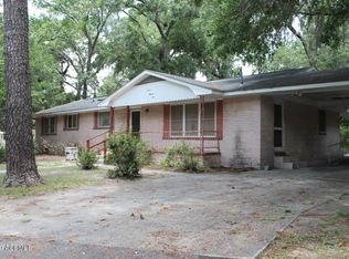 709 Center Dr E, Beaufort, SC 29902