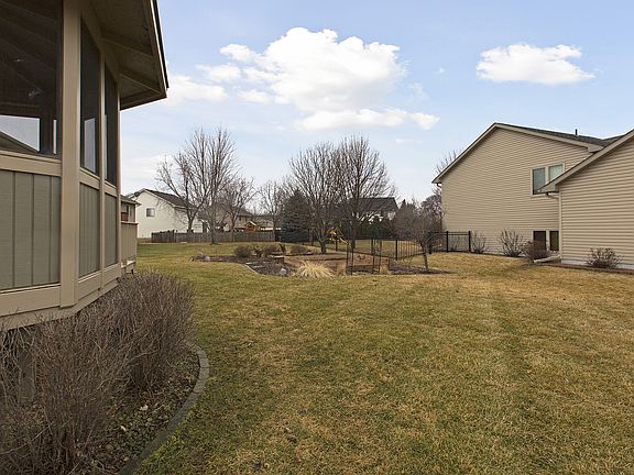 4th image of 2109 127th Ln NE
