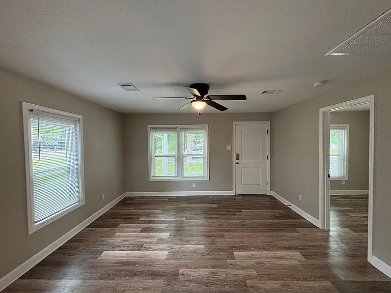 509 E Elm St — Photo 12