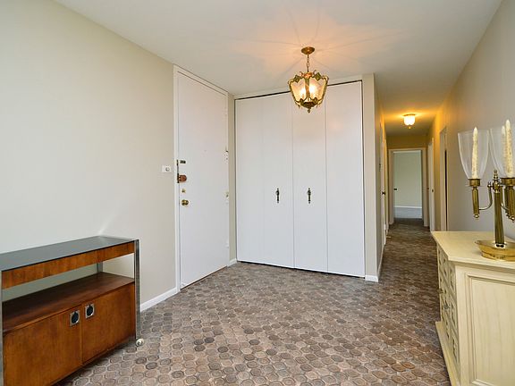 4th image of 7061 N Kedzie Ave Suite 604
