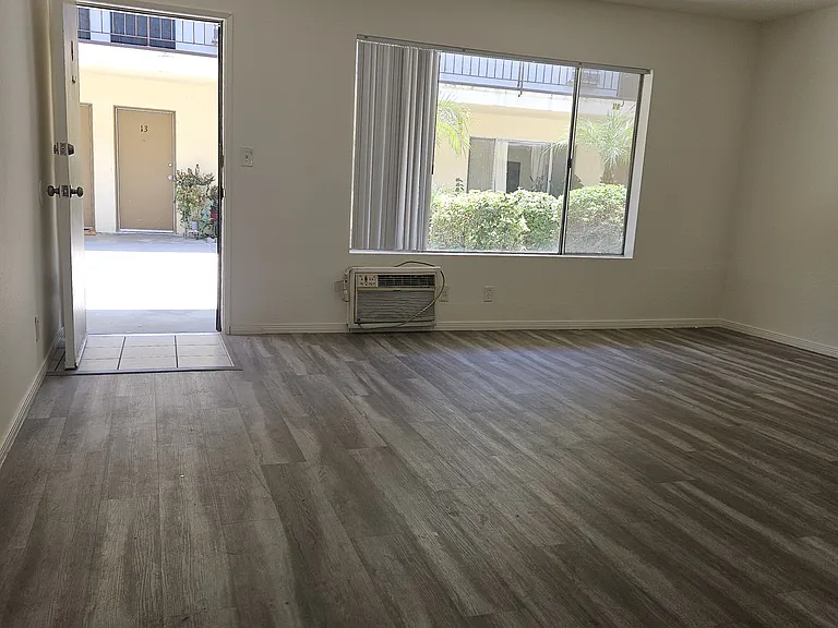 7636 Owensmouth — Photo 31