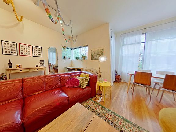 2nd image of 2755 N Lincoln Ave APT 2