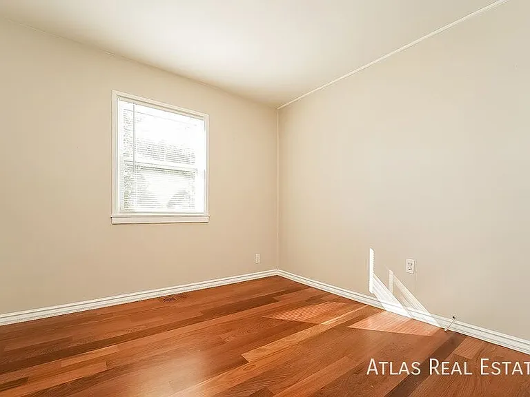 8900 Poze Blvd — Photo 8