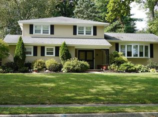3 Viewpoint Rd, Wayne, NJ 07470
