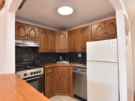 3rd image of 32 W 86th St #B4