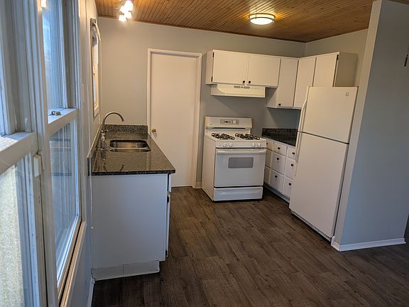 Kitchen with granite counter tops. New stove hood (2025)