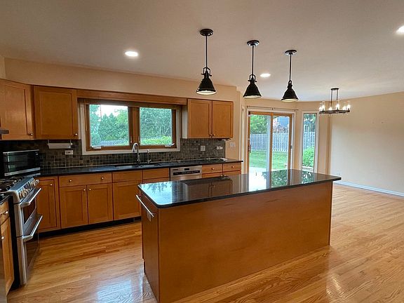 4th image of 450 Foxford Dr
