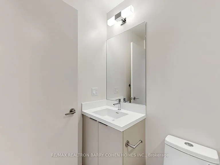 400 King St W #823 — Photo 34
