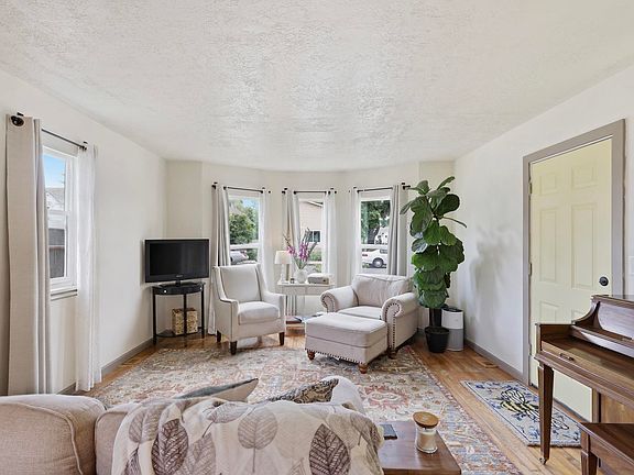 4th image of 1828 W Knox Ave
