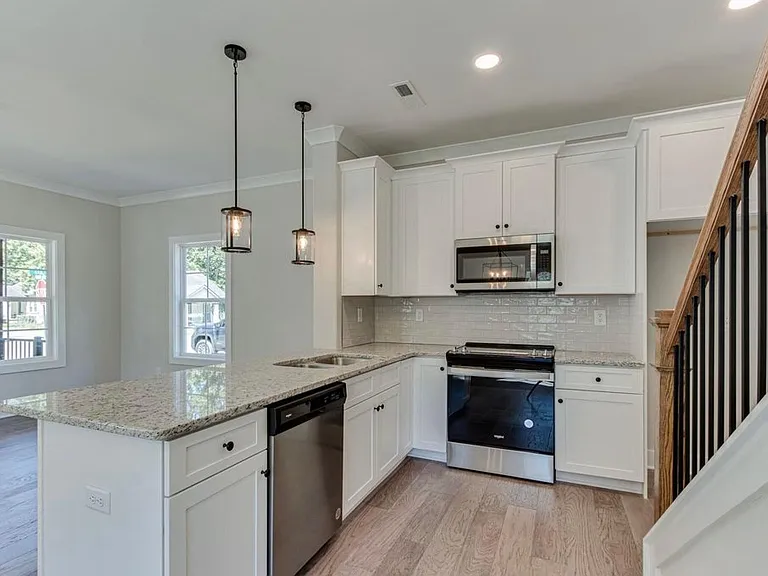 734 Lee St — Photo 10