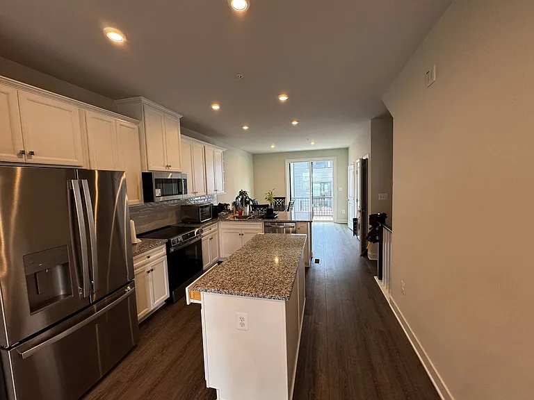 833 Lennox St — Photo 7
