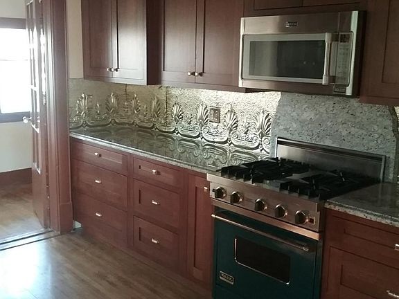 KItchen w Huntwood cabinets