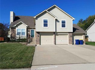 18110 Rollins Dr, Smithville, MO 64089